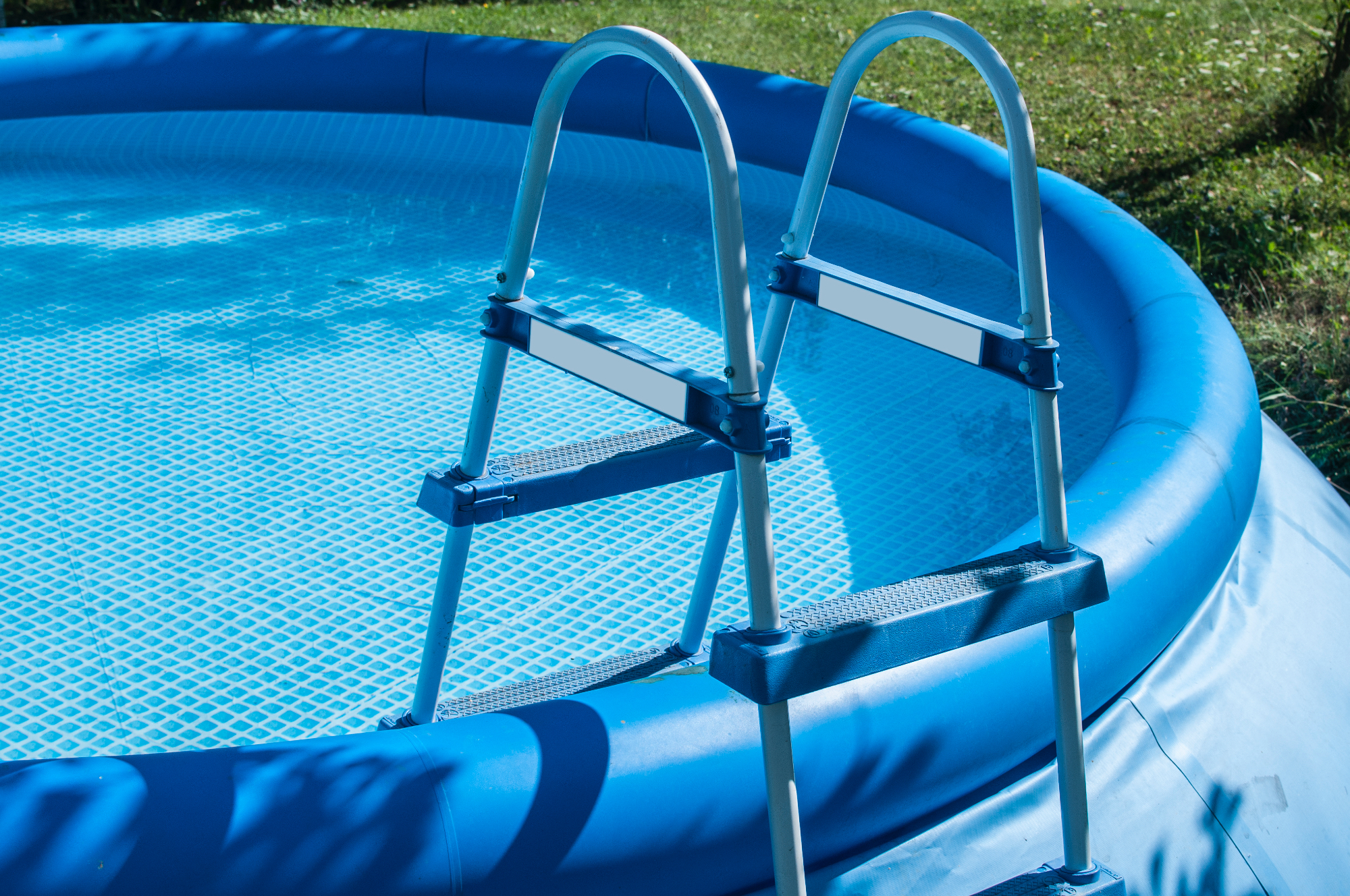 V poletnih mesecih so bazeni doma lahko ustrezna oblika rekreacije